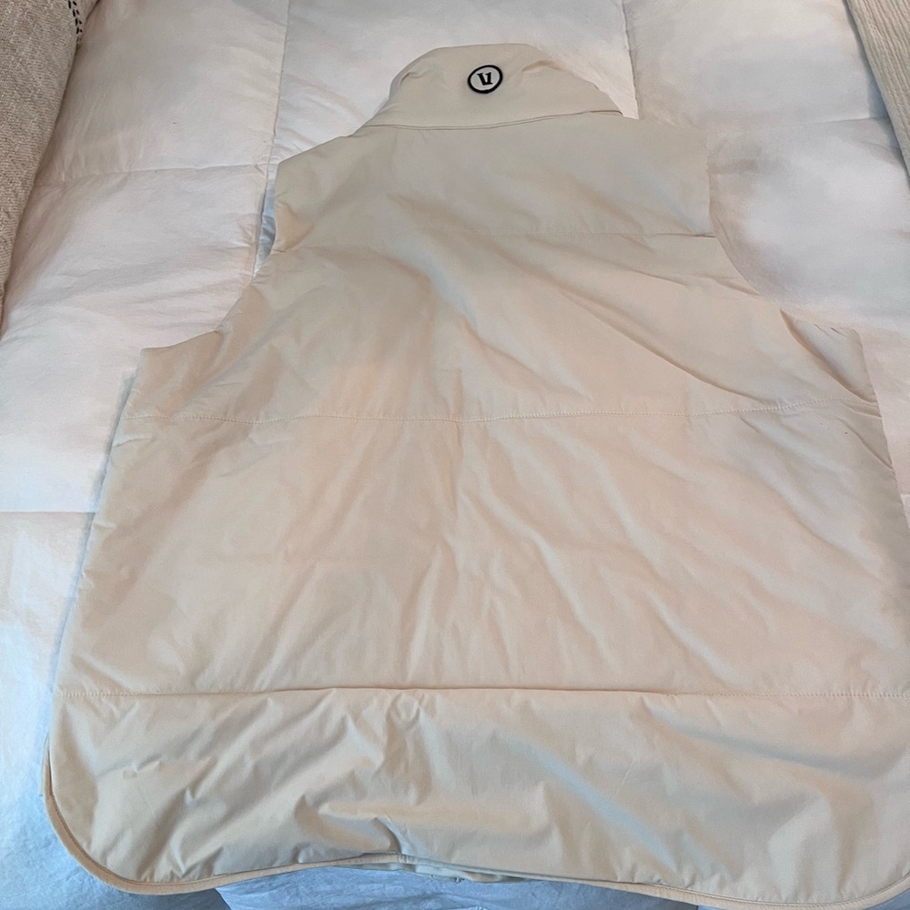 Vuori women’s canyon insulated Cream Puffer Vest M - Picture 2 of 3